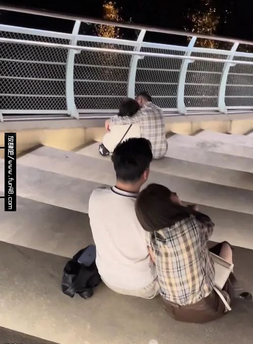 撞衫不可怕就怕是情侣,这下可就尴尬了爆笑gif搞笑图片