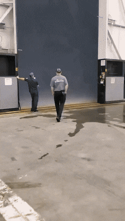 通向异次元的门,论台风的可怕程度爆笑gif搞笑图片