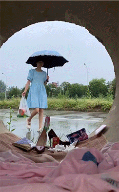 现在没钱都是这样舔狗的吗?搞笑故事爆笑gif搞笑图片