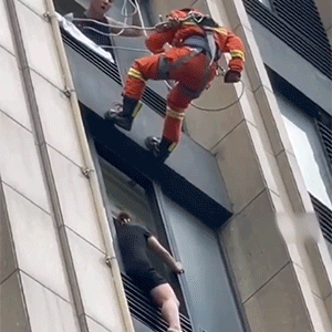 挨一脚能救命也是值得的 看消防员的临门一脚爆笑gif搞笑图片