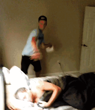 这是恶作剧还是谋S啊爆笑gif搞笑图片