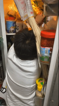 孩子拿命护住了挂面爆笑gif搞笑图片