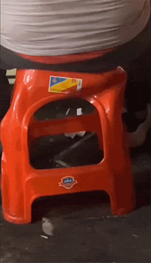 它还在死死的撑着爆笑gif搞笑图片