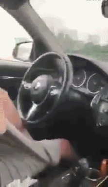 上次新闻有个老头用脚驾驶扣了12分，罚200块，你猜她这样要罚多爆笑gif搞笑图片