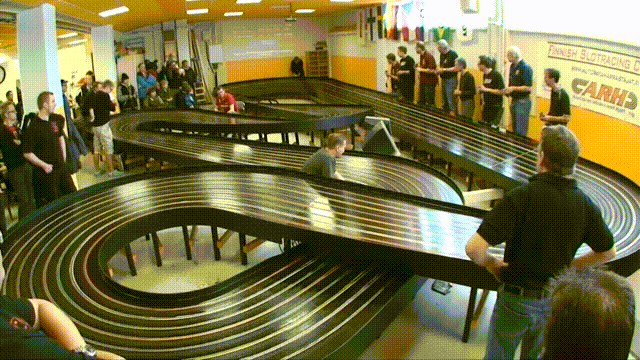 四驱车比赛，能看出谁赢吗？爆笑gif动图爆笑gif搞笑图片