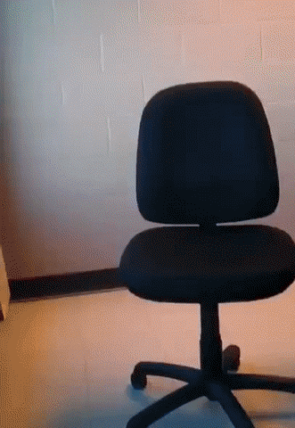 还好只是脚断了，这要是杆子顶上来了……爆笑gif动图爆笑gif搞笑图片