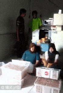 快到看不清是扔上去还是捡下来爆笑gif动图爆笑gif搞笑图片