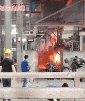 炼钢炉发疯了~~抛射着上千度的钢水，热力四射爆笑gif动图爆笑gif搞笑图片