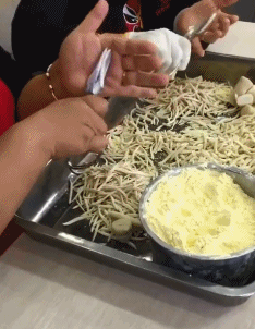 还以为是剪手皮呢？爆笑gif动图爆笑gif搞笑图片