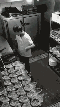 要是没有监控，可能他们这辈子都找不到这条鱼爆笑gif动图爆笑gif搞笑图片