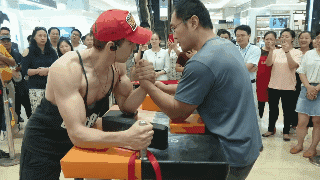 “你！这是练的什么内力？”“单身35年”爆笑gif动图爆笑gif搞笑图片