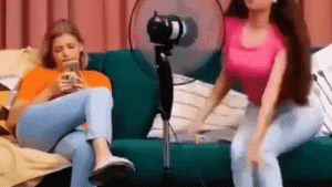 凉是挺凉爽，美中不足的是一阵阵干鱿鱼味爆笑gif动图爆笑gif搞笑图片