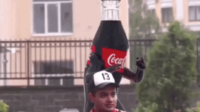 当人和可乐瓶的立场调转……爆笑gif动图爆笑gif搞笑图片