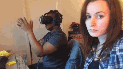 你说他在玩什么呢？女朋友一脸生无可恋……爆笑gif动图爆笑gif搞笑图片