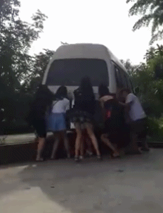 妹子也能抬车了爆笑gif动图爆笑gif搞笑图片