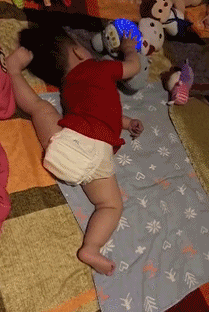 宝宝：头有点痒，但是手没空爆笑gif动图爆笑gif搞笑图片