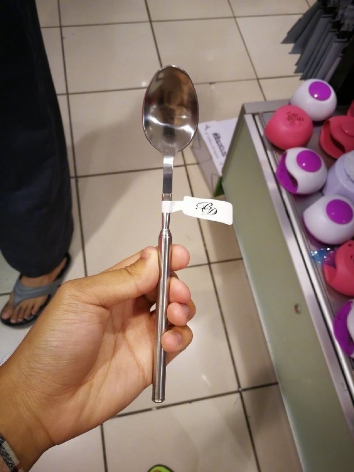 一网友去逛街发现的可伸缩勺子，谁来说说这个加强版的功能到底何爆笑gif搞笑图片