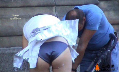 街头美女裙子被风吹爆笑gif搞笑图片