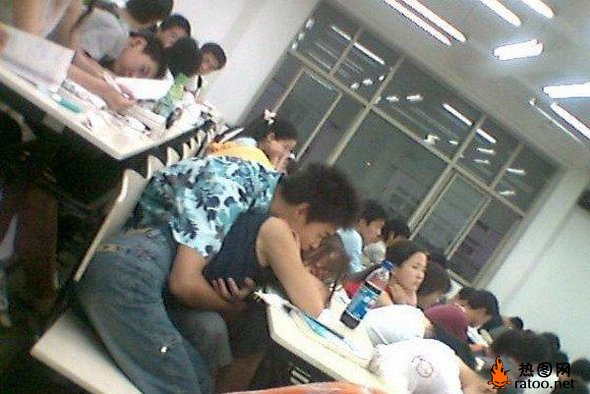 大学自习室那点事爆笑gif搞笑图片