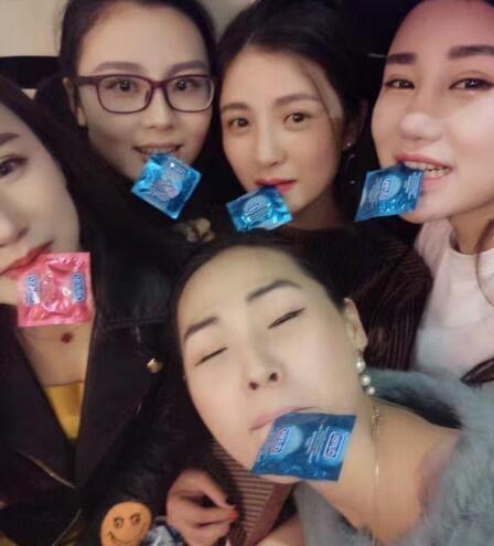 一群妹子这样是否吓到你爆笑gif搞笑图片