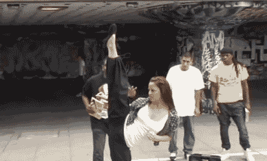 妹子腿法好厉害爆笑gif搞笑图片