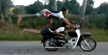 把摩托车玩出火箭的感觉爆笑gif搞笑图片
