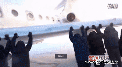 见过推车的，见过推飞机的没有爆笑gif搞笑图片