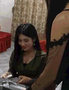 小姐姐过生日，闺蜜送一条黄瓜和一条茄子，哈哈嗝爆笑gif搞笑图片