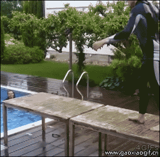 这木板质量不行，还是你本身很重爆笑gif搞笑图片