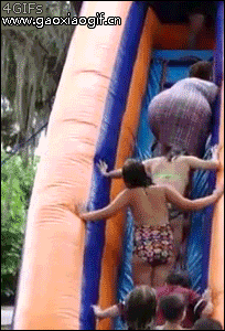 故事告诉我们上楼梯不能跟在胖子后边爆笑gif搞笑图片