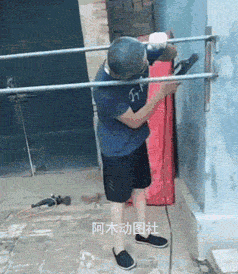 这大爷估计快要退休了爆笑gif搞笑图片