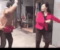 两位大妈一言不合就干起来了爆笑gif搞笑图片