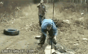 不帮忙就算了，还这样坑我爆笑gif搞笑图片