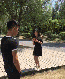 小姐姐走路要看路爆笑gif搞笑图片