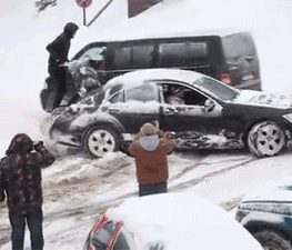 这算是长见识了，车陷在雪地里还能这样玩爆笑gif搞笑图片
