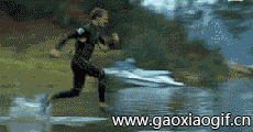 想学习轻功水上漂，小子你太嫩了点爆笑gif搞笑图片