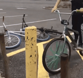 这小伙下台阶可摔的不轻呀爆笑gif搞笑图片