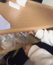 这是不是你们上学时偷吃东西的样子爆笑gif搞笑图片