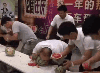 这位中年人吃西瓜的速度是真没谁了爆笑gif搞笑图片