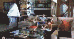 客厅惊现幽灵，以为是恶作剧爆笑gif搞笑图片