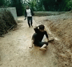 两逗比在泥地里打滚爆笑gif搞笑图片