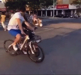 叫你撩妹不好好骑车，掉垃圾桶了吧爆笑gif搞笑图片