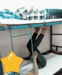 搞自己上铺的室友把自己搭进去了爆笑gif搞笑图片