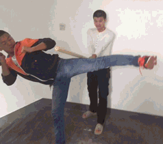 伤敌一千，自损八百，难受哈哈嗝~爆笑gif搞笑图片