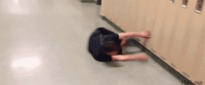屌丝在地上玩的这么快乐爆笑gif搞笑图片