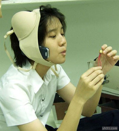 这样接电话工作电话两不误爆笑gif搞笑图片