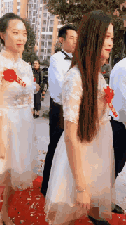 伴娘不够伴郎过来凑爆笑gif搞笑图片