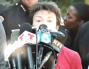 记者也太难了，后来的话筒都没位子放爆笑gif搞笑图片