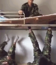 玩嗨了吧，就问下铺的兄弟你们还好吗爆笑gif搞笑图片