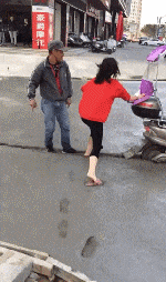 阿姨你又不是百米冲刺，看看你这人人干的事吗爆笑gif搞笑图片